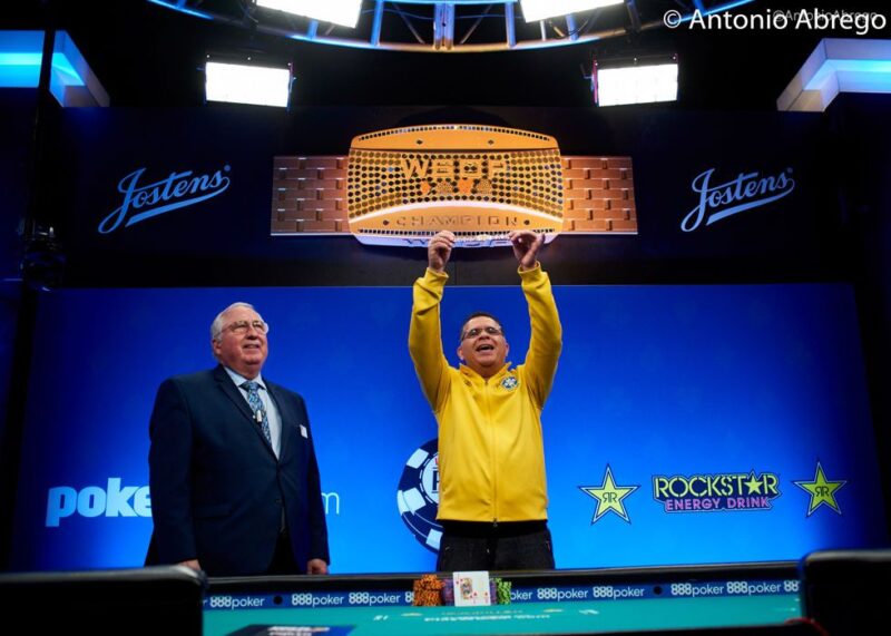 Roberly Felício, jogador de pôquer de Anápolis, comemorando o título de campeão mundial da WSOP, erguendo o troféu com as duas mãos.