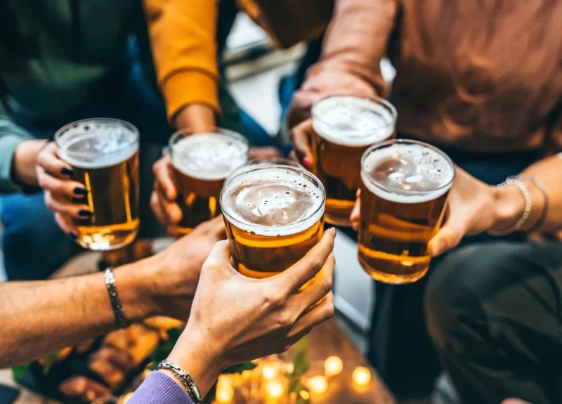 Pessoas brindando com cerveja