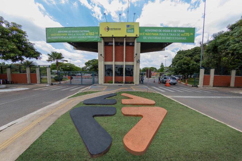 Faixada da sede do Detran-GO