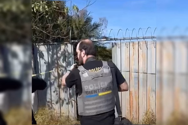 Freezer sujo com roupas e cal dentro, onde foi encontrado corpo de mulher em Colombo (PR).