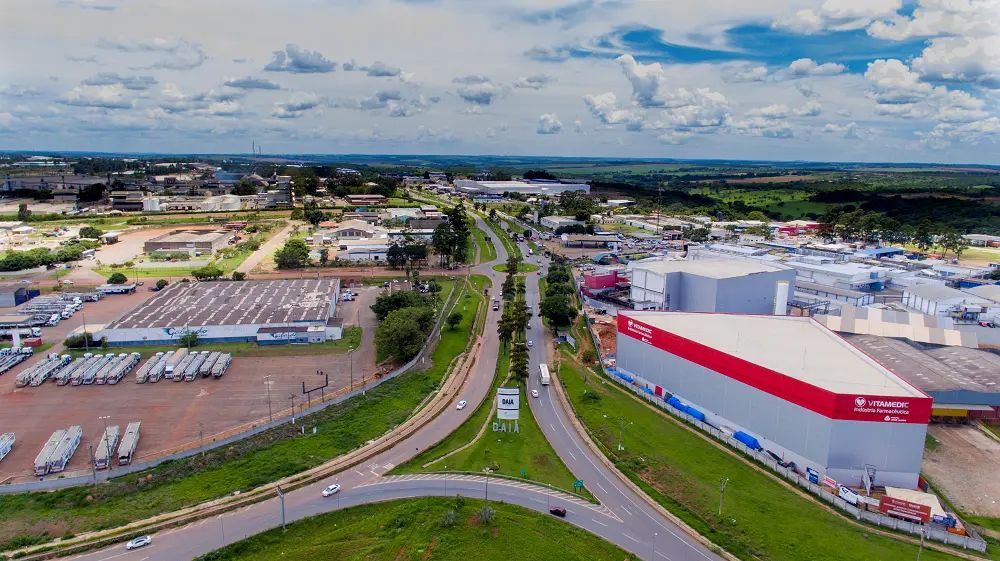 Imagem aérea do Distrito Agroindustrial de Anápolis, com destaque para a estrutura da Vitamedic e vias de acesso ao polo industrial.
