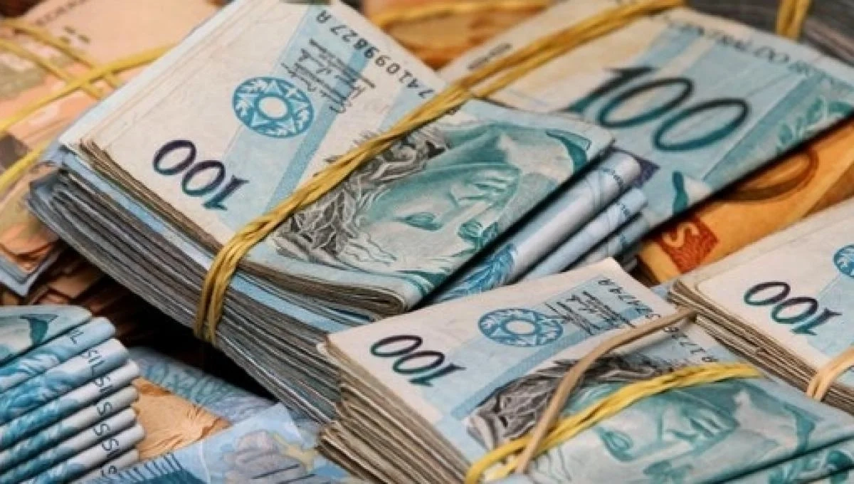 Diversas cédulas de 50 e 100 reais
