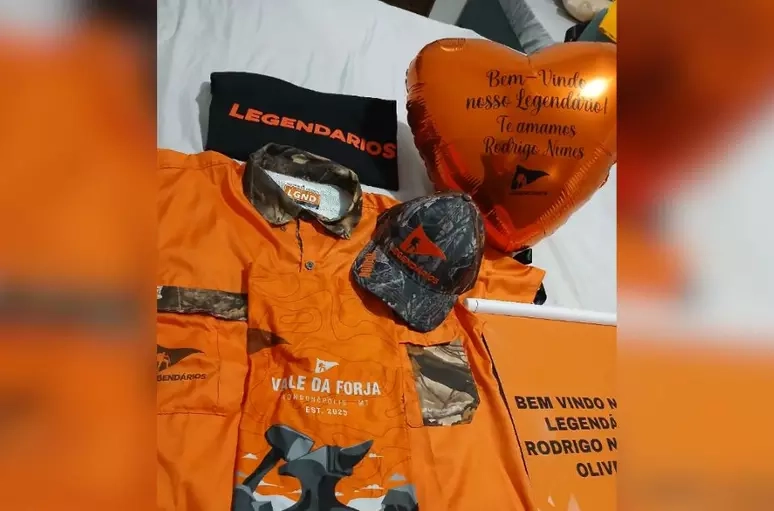 Kit de boas-vindas com uniforme, boné, balão e faixa do grupo Legendários em homenagem a Rodrigo Nunes