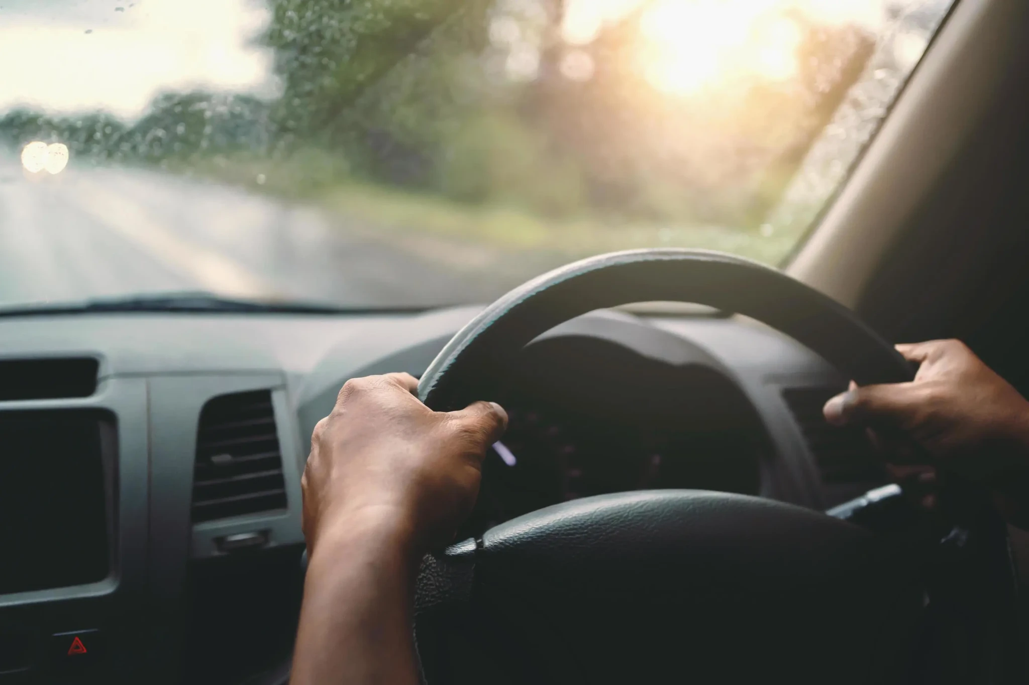 1309751-maos-no-volante-gratis-foto