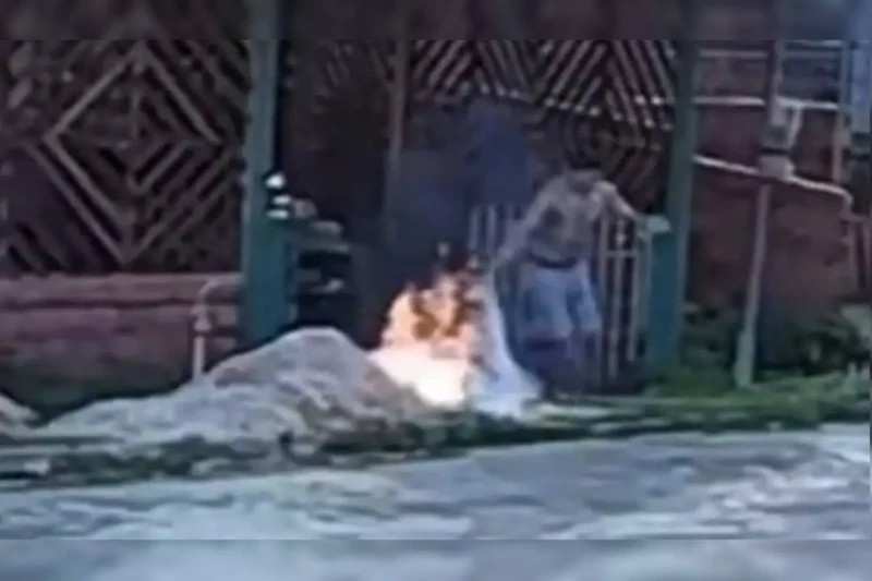 931b65d7-homem-poe-foga-na-esposa-e-na-filha-com-gasolina