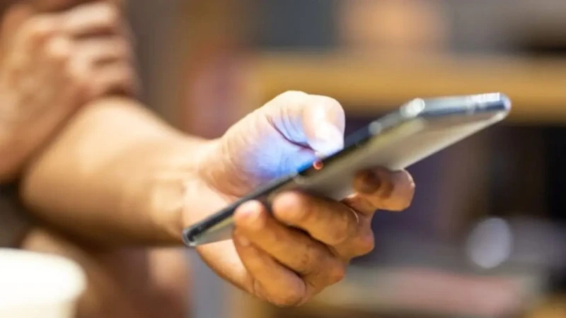 homem-consegue-digitar-com-uma-mao-so-1300x731